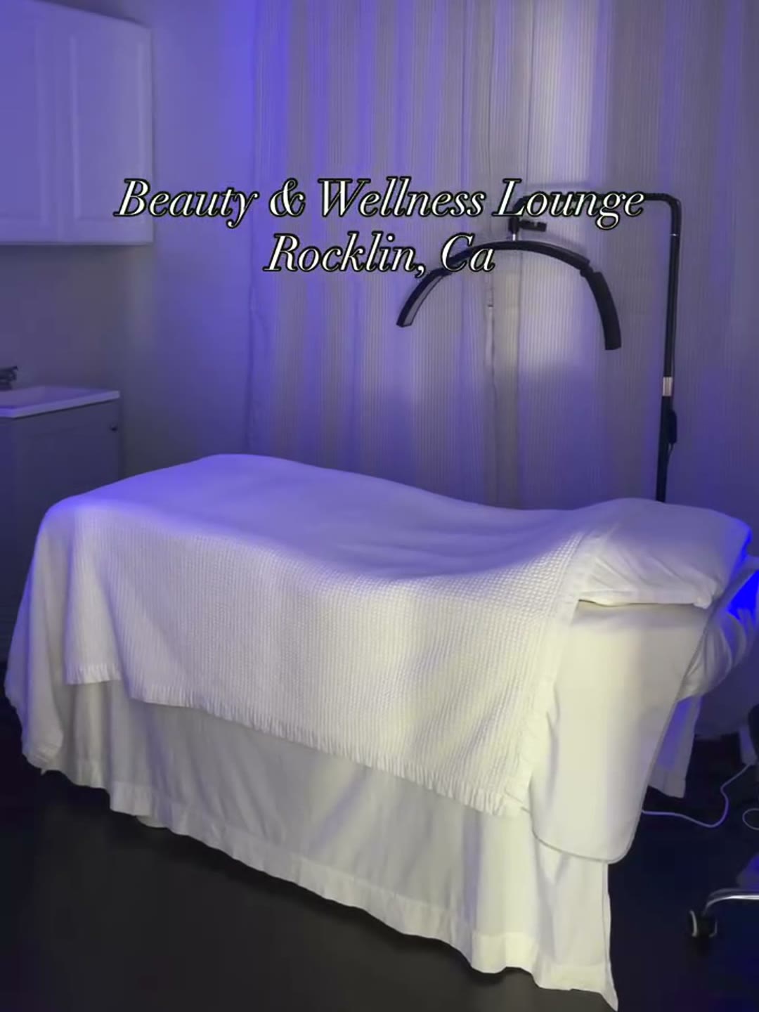 Treatment bed in the private head spa suite